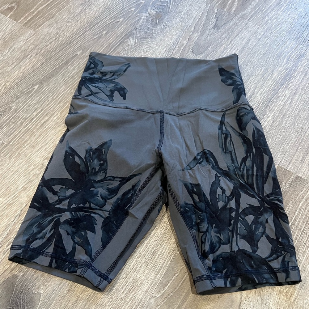 Lululemon biker shorts gray/floral size 4